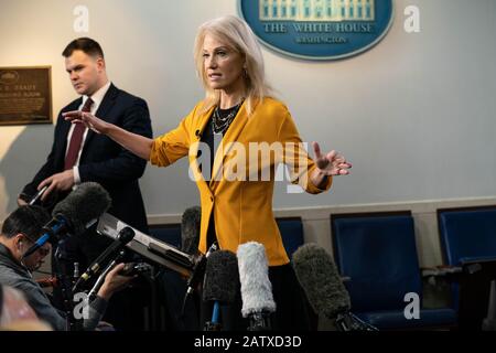 Washington DC, États-Unis. 05 février 2020. Le conseiller principal de la Maison Blanche, Kellyanne Conway, s'adresse aux médias dans la salle d'information James Brady de la Maison Blanche à Washington, DC, le mercredi 5 février 2020. Photo de Ken Cedeno/UPI crédit: UPI/Alay Live News Banque D'Images