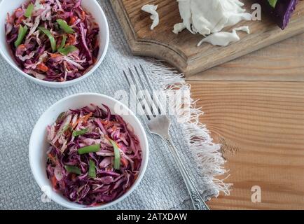 Salade de coleslaw au chou frais et aux oignons verts. Banque D'Images