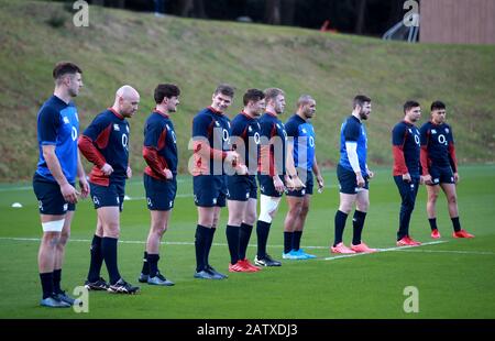 L'Angleterre Owen Farrell (centre) au cours de la session de formation à Pennyhill Park, Bagshot. Banque D'Images