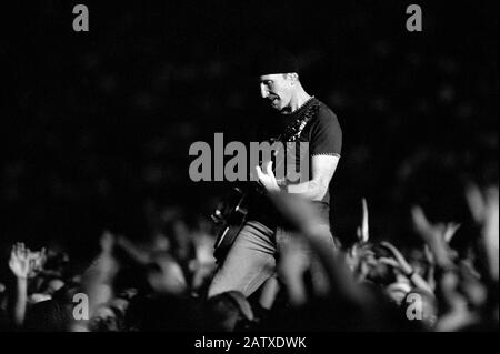 Torino Italie 11/07/2001, concert live de l'U2 au stade Delle Alpi :The Edge pendant le concert Banque D'Images