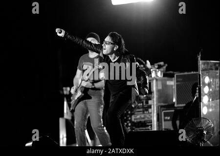 Torino Italie 11/07/2001, concert live de l'U2 au stade Delle Alpi : le chanteur Bono pendant le concert Banque D'Images