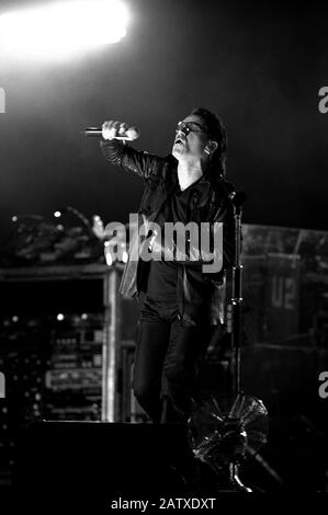 Torino Italie 11/07/2001, concert live de l'U2 au stade Delle Alpi : le chanteur Bono pendant le concert Banque D'Images