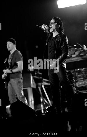 Torino Italie 11/07/2001, concert live de l'U2 au stade Delle Alpi : le chanteur Bono pendant le concert Banque D'Images