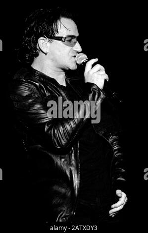 Torino Italie 11/07/2001, concert live de l'U2 au stade Delle Alpi : le chanteur Bono pendant le concert Banque D'Images