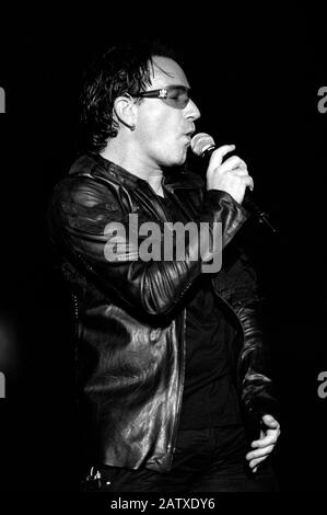 Torino Italie 11/07/2001, concert live de l'U2 au stade Delle Alpi : le chanteur Bono pendant le concert Banque D'Images