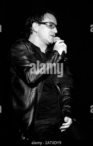 Torino Italie 11/07/2001, concert live de l'U2 au stade Delle Alpi : le chanteur Bono pendant le concert Banque D'Images