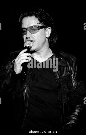 Torino Italie 11/07/2001, concert live de l'U2 au stade Delle Alpi : le chanteur Bono pendant le concert Banque D'Images