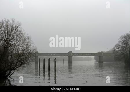 vue sur le pont ferroviaire de kew depuis le strand sur le green, au sud-ouest de londres, en angleterre, en hiver Banque D'Images