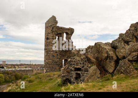 La ruine de la chapelle St Anthony dans le parc Holyrood, avec Leah et le Firth of Forth en arrière-plan, photographié tôt le soir à Édimbourg Banque D'Images
