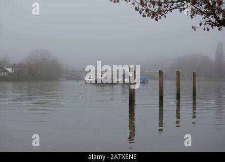 vue sur le pont de kew depuis le strand sur le green, au sud-ouest de londres, en angleterre, un jour de brume en hiver Banque D'Images
