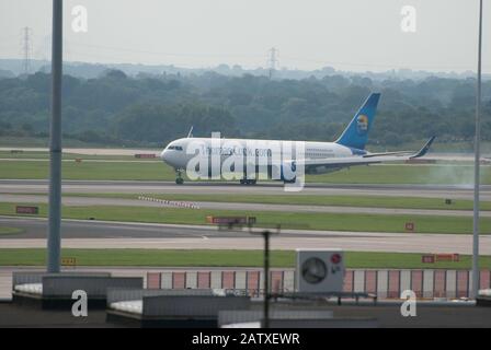 Les Avions Thomas Cook Atterrissent À L'Aéroport International De Manchester. Banque D'Images