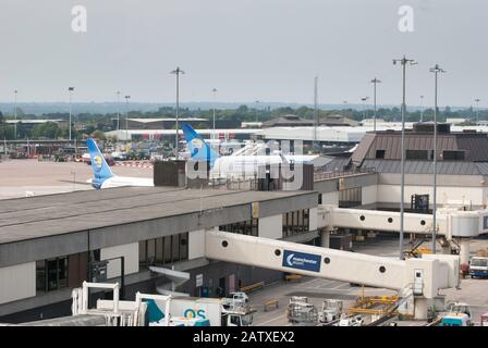 Les Avions Thomas Cook Atterrissent À L'Aéroport International De Manchester. Banque D'Images