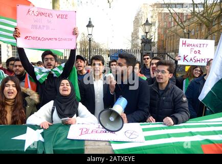 Londres, Royaume-Uni. 5 février 2020. Les membres de la campagne de Kashmiri protestent à Whitehall, en face de Downing Street, contre le traitement du Cachemire par le Premier ministre indien Narendra Modi Banque D'Images