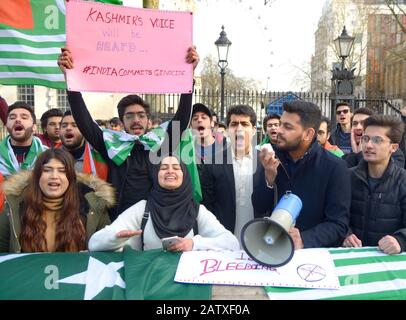 Londres, Royaume-Uni. 5 février 2020. Les membres de la campagne de Kashmiri protestent à Whitehall, en face de Downing Street, contre le traitement du Cachemire par le Premier ministre indien Narendra Modi Banque D'Images