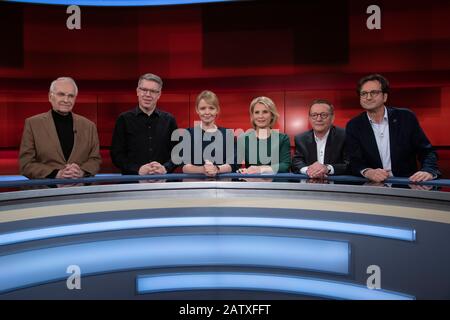 De gauche à droite: Edmund STOIBER, politicien, CSU, président honoraire; Ancien Premier ministre bavarois et ancien commissaire européen à la débureaucratisation, Frank THELEN, entrepreneur et investisseur en démarrage, Alicia ANKER, journaliste, rédacteur en chef du magazine NDR 3, modérateur Susan LINK, Werner JANN, professeur principal (politologue), administration et organisation Université de Potsdam, Stephan GRUENEWALD, Grunewald, psychologue; Fondateur du Rheingold Institute, Talk show Hart aber Fair le 3 janvier 2020 à Cologne, | usage dans le monde entier Banque D'Images