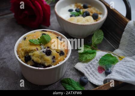 Petit-déjeuner de la Saint-Valentin : muffin de bleuets servi dans un plateau Banque D'Images