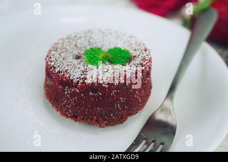 Gâteau Fondu en velours de Ted fait maison/dessert de jour de valentines, foyer sélectif Banque D'Images