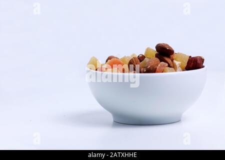 un bol de mélange de fruits isolé sur fond blanc. Concept de saine alimentation. L'image contient de l'espace de copie Banque D'Images