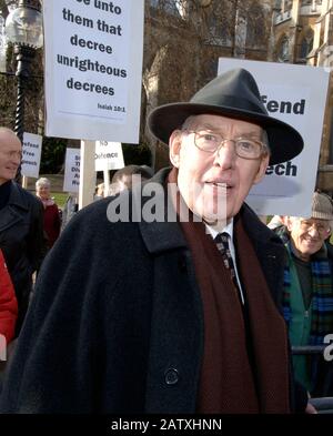 Rév Ian Paisley assister à une démonstration de libre-parole à l'extérieur de la Chambre des communes à Londres en 2006. Banque D'Images