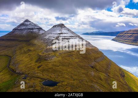 Vue aérienne de la montagne Bordoyarnes près de Klaksvik sur les îles Féroé Banque D'Images