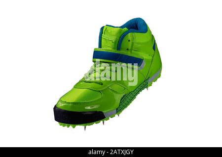 Sneaker verte brillante avec pointes sur fond blanc. Chaussures de sport. Banque D'Images