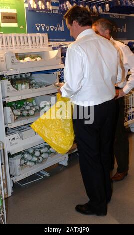 Le chef conservateur David Cameron, qui admet être fan du magasin de détail IKEA, a fait des achats avec l'un de leurs sacs réutilisables au magasin Ikea du nord de Londres, où ils ont commencé à faire des frais pour des sacs en plastique en 2006. Banque D'Images