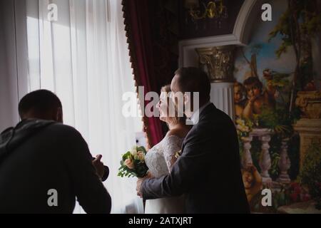 photographe de mariage prenant des photos de la mariée et du marié intérieur classique Banque D'Images