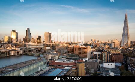 Skyline de Londres au crépuscule. Vue panoramique sur la ville de Londres, la Tamise et le célèbre gratte-ciel Shard. Banque D'Images