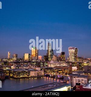 Ville de Londres au crépuscule. Vue imprenable sur les gratte-ciel illuminés du quartier financier, face à la rivière Thames. Banque D'Images