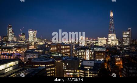 La ligne d'horizon de Londres au crépuscule. Vue depuis la plate-forme de visualisation Du bâtiment moderne Tate Blavatnik sur les gratte-ciel éclairés de la ville. Banque D'Images