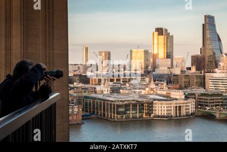 Un touriste prenant des photos de la ville de Londres à partir de la plate-forme de visualisation sur le bâtiment Blavatnik de la galerie D'art Moderne Tate. Banque D'Images