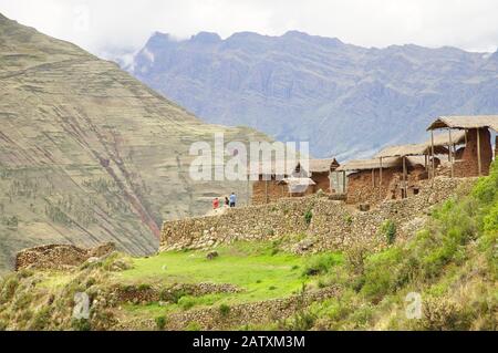 Pisac est un village péruvien dans la vallée sacrée des Incas situé au Pérou Banque D'Images