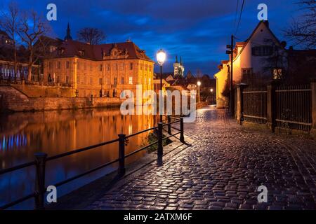 Vue panoramique sur la vieille ville au-dessus de la rivière Regnitz la nuit à Bamberg, Bavière, Haute-Franconie, Allemagne Banque D'Images