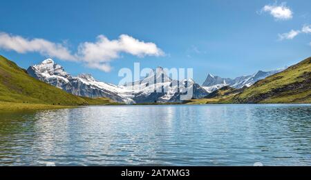 Vue sur le glacier Grindelwald, Bachalpsee avec les sommets du Schreckhorn et du Finsteraarhorn, Grindelwald, Oberland bernois, Suisse Banque D'Images