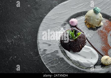 Dessert au chocolat. Fondan. Vue de dessus, espace libre pour votre texte. Style rustique. Banque D'Images