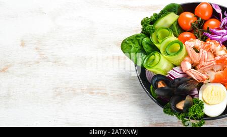 Bol de Bouddha de fruits de mer. Crevettes, moules, chou, tomates cerises, épinards. Plats de fruits de mer. Vue de dessus. Espace libre pour votre texte. Banque D'Images