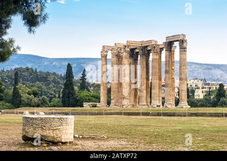 Ruines du temple de Zeus olympique à Athènes, Grèce. L'ancien temple grec de Zeus ou Olympieion est l'un des principaux monuments d'Athènes. Vue panoramique Banque D'Images