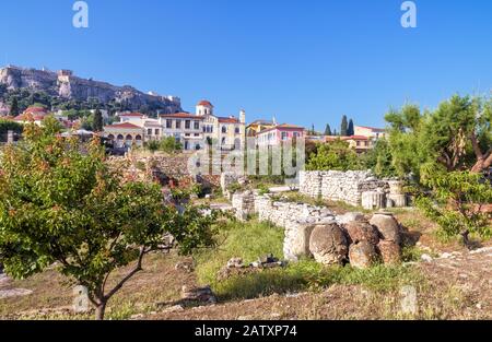 Vue panoramique panoramique sur la Bibliothèque d'Hadrien, Athènes, Grèce. C'est l'un des principaux monuments d'Athènes. Paysage du centre d'Athènes avec ancien Banque D'Images