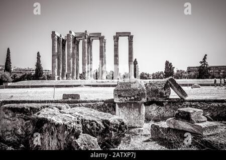 Ruines grecques anciennes surplombant le temple de Zeus Olympien, Athènes, Grèce. Le célèbre temple de Zeus ou Olympieion est l'un des principaux monuments d'Athen Banque D'Images