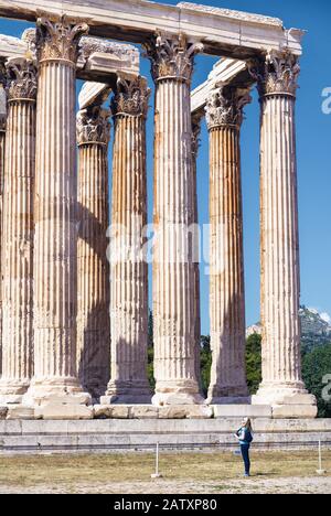 Temple de Zeus olympique à Athènes, Grèce. Ancien temple grec de Zeus ou Olympieion est l'une des principales attractions touristiques d'Athènes. Femme voyageur Banque D'Images