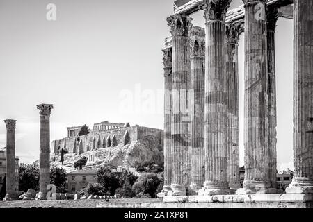 Temple de Zeus Olympien surplombant la célèbre Acropole, Athènes, Grèce. Le grand temple de Zeus ou Olympieion est l'un des principaux monuments d'Athènes. A Banque D'Images