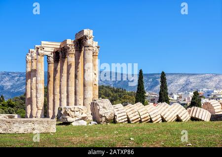 Temple de Zeus olympique à Athènes, Grèce. Le temple antique de Zeus ou Olympieion est l'un des principaux monuments d'Athènes. Panorama de la célèbre anc Banque D'Images