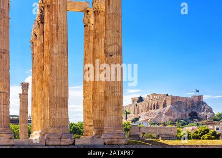 Temple olympique Zeus en été, Athènes, Grèce. C'est l'un des principaux monuments d'Athènes. Grandes colonnes de la célèbre maison de Zeus donnant sur l'Acropole de Banque D'Images