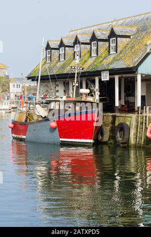 La traditionnelle de la pêche côtière du homard et du crabe bateau au quai de déchargement dans le village de Cornouailles de Mevagissey Banque D'Images