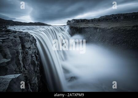 Cascade De Dettifoss Avec Le Ciel De Stormy Dans Le Nord-Est De L'Islande Banque D'Images