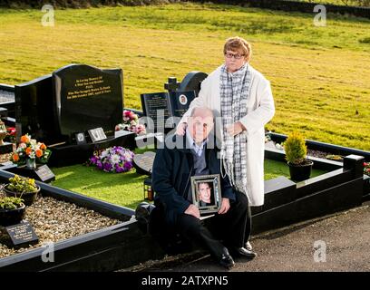 Stephen et Breege Quinn au bord de la tombe de leur fils assassiné Paul Quinn à l'église St Patrick Cullyhanna Co. Armagh. Date De L'Image: Mercredi 05 Février 2020. Le ministre Sinn Fein Conor Murphy s'est excusé pour avoir revendique que Paul Quinn, victime de meurtre de l'IRA, était criminel. Voir l'histoire de PA élection IRLANDAISE. Crédit photo devrait lire: Liam McBurney/PA Wire Banque D'Images