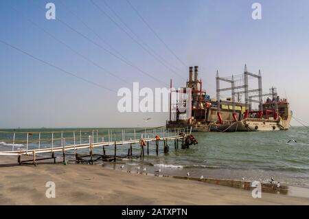 Gambie, BIJILO - 07 janvier 2020: Centrale électrique sur des bateaux amarrés près de la plage de Banjul en Gambie Banque D'Images