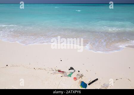 Pollution plastique; déchets plastiques lavés sur une plage aux Maldives, dans l'océan Indien, en Asie Banque D'Images