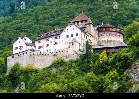 Château de Vaduz au Liechtenstein. Ce château royal est un monument du Liechtenstein et de la Suisse. Vue panoramique sur le château médiéval dans les Alpes montagnes en somme Banque D'Images