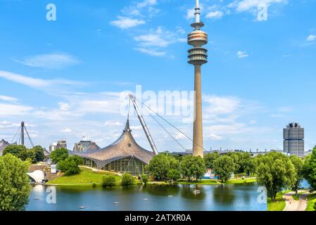 Olympiapark de Munich en été, Allemagne. C'est le parc olympique, point de repère de Munich. Vue panoramique sur l'ancien quartier sportif. Paysage de Munich avec tour Banque D'Images